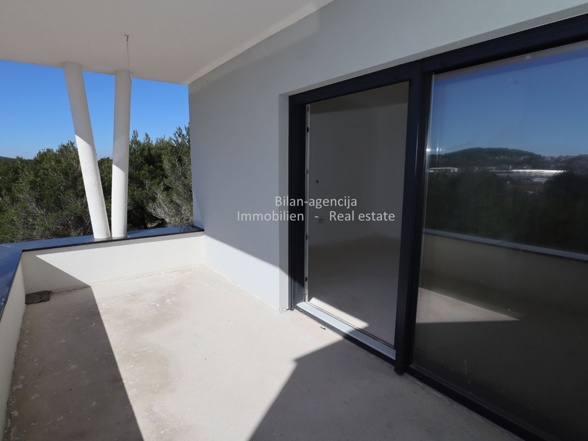 Novo stanovanje s strešno teraso, pogled na morje