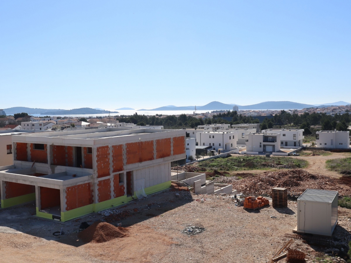 Novo stanovanje s strešno teraso, pogled na morje