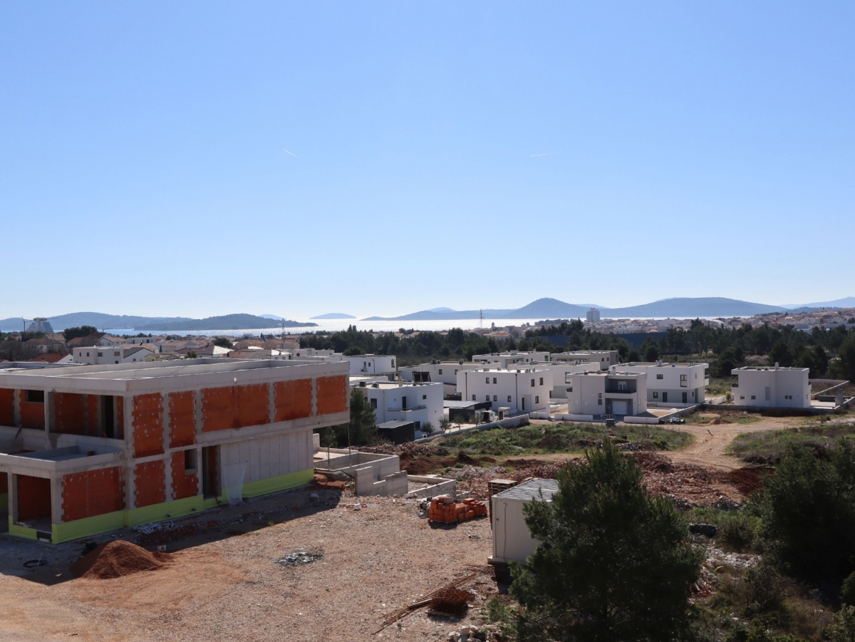 Novo stanovanje s strešno teraso, pogled na morje