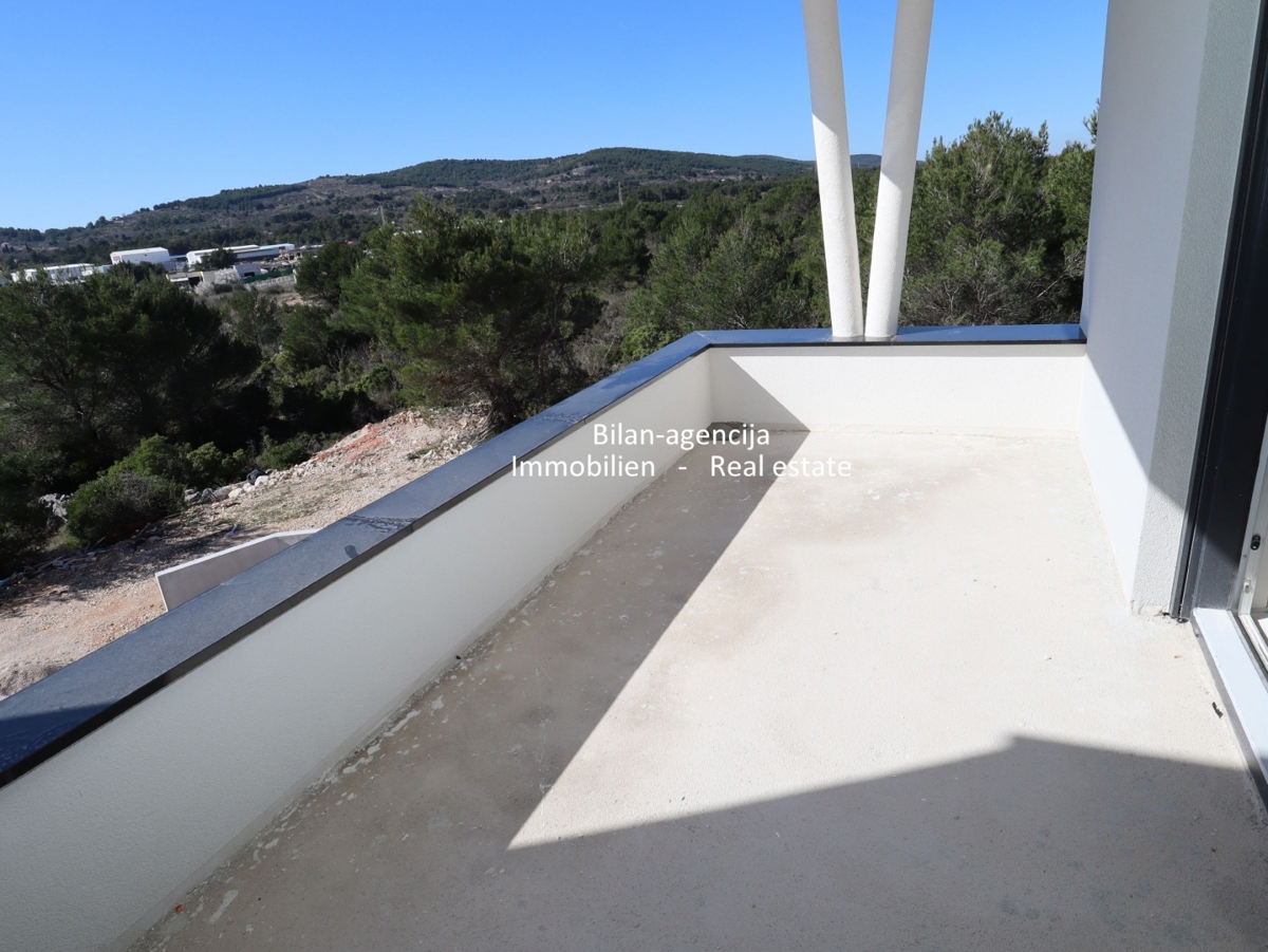 Novo stanovanje s strešno teraso, pogled na morje