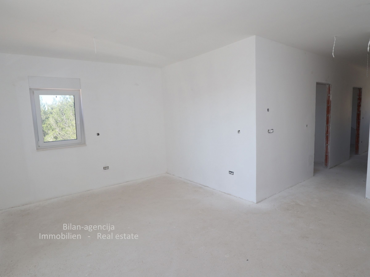 Novo stanovanje s strešno teraso, pogled na morje