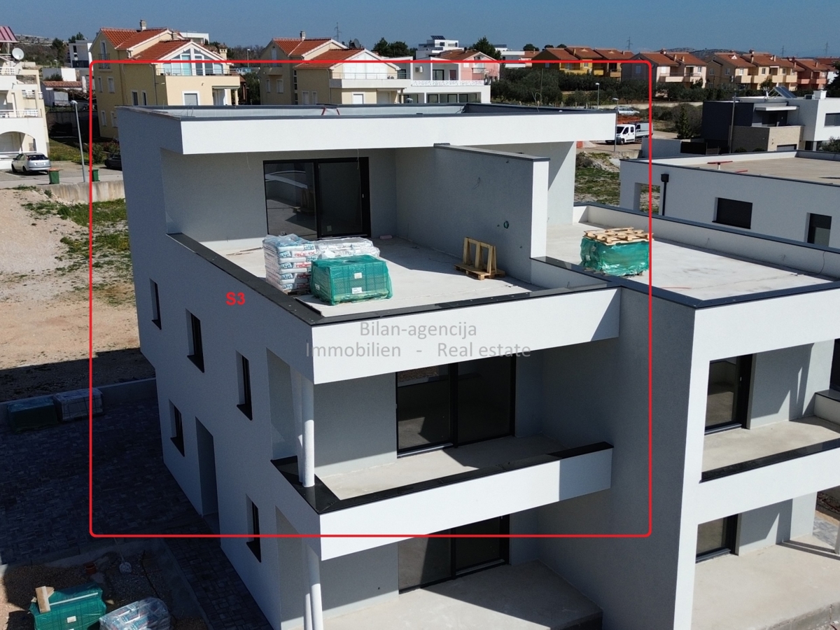 Novo stanovanje s strešno teraso, pogled na morje