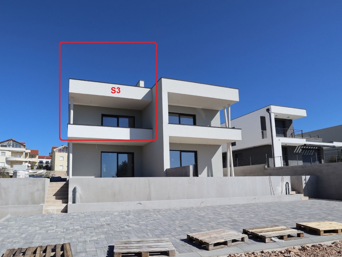 Novo stanovanje s strešno teraso, pogled na morje