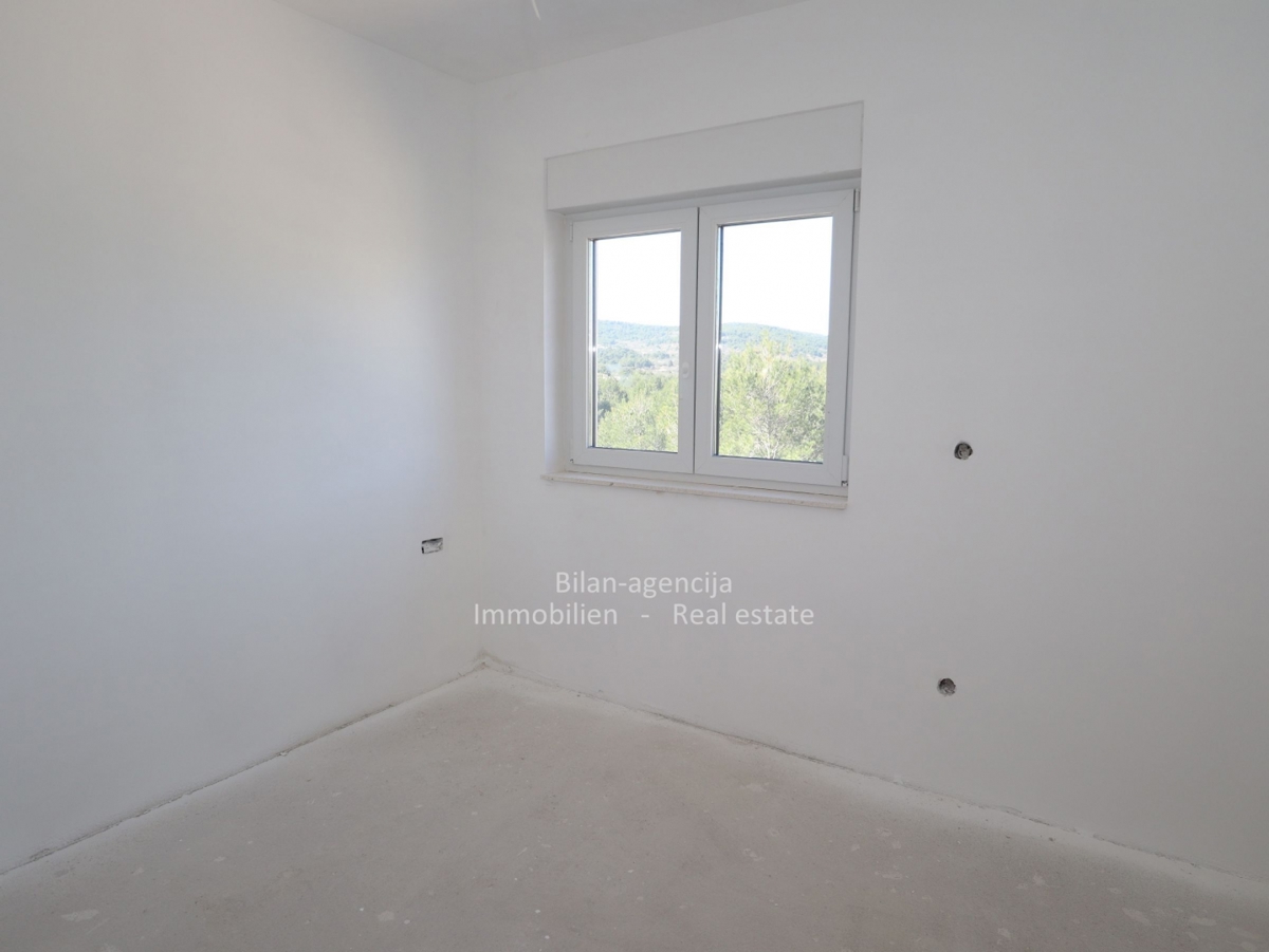 Novo stanovanje s strešno teraso, pogled na morje