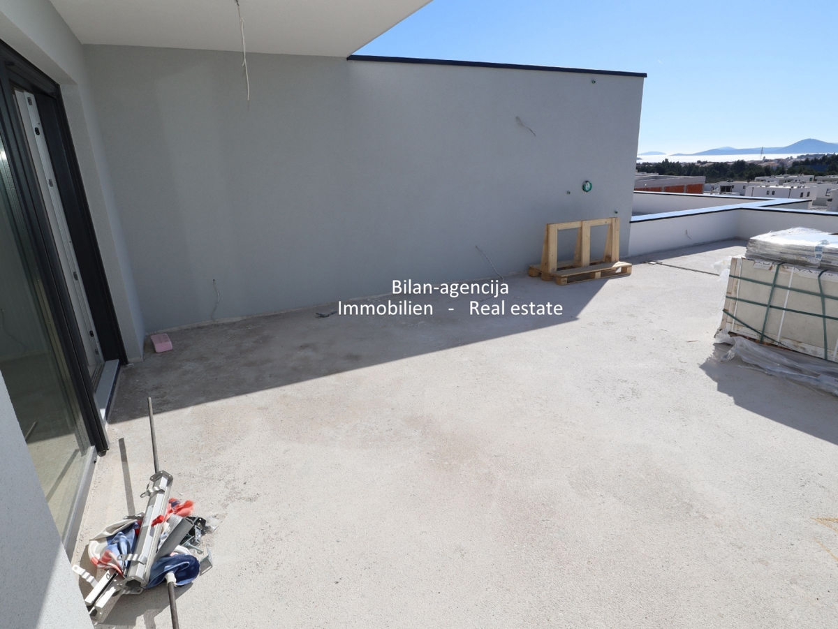 Novo stanovanje s strešno teraso, pogled na morje