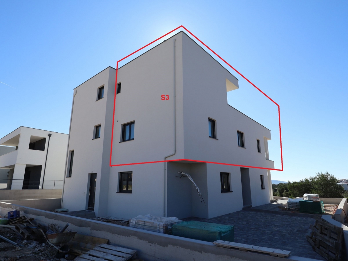 Novo stanovanje s strešno teraso, pogled na morje