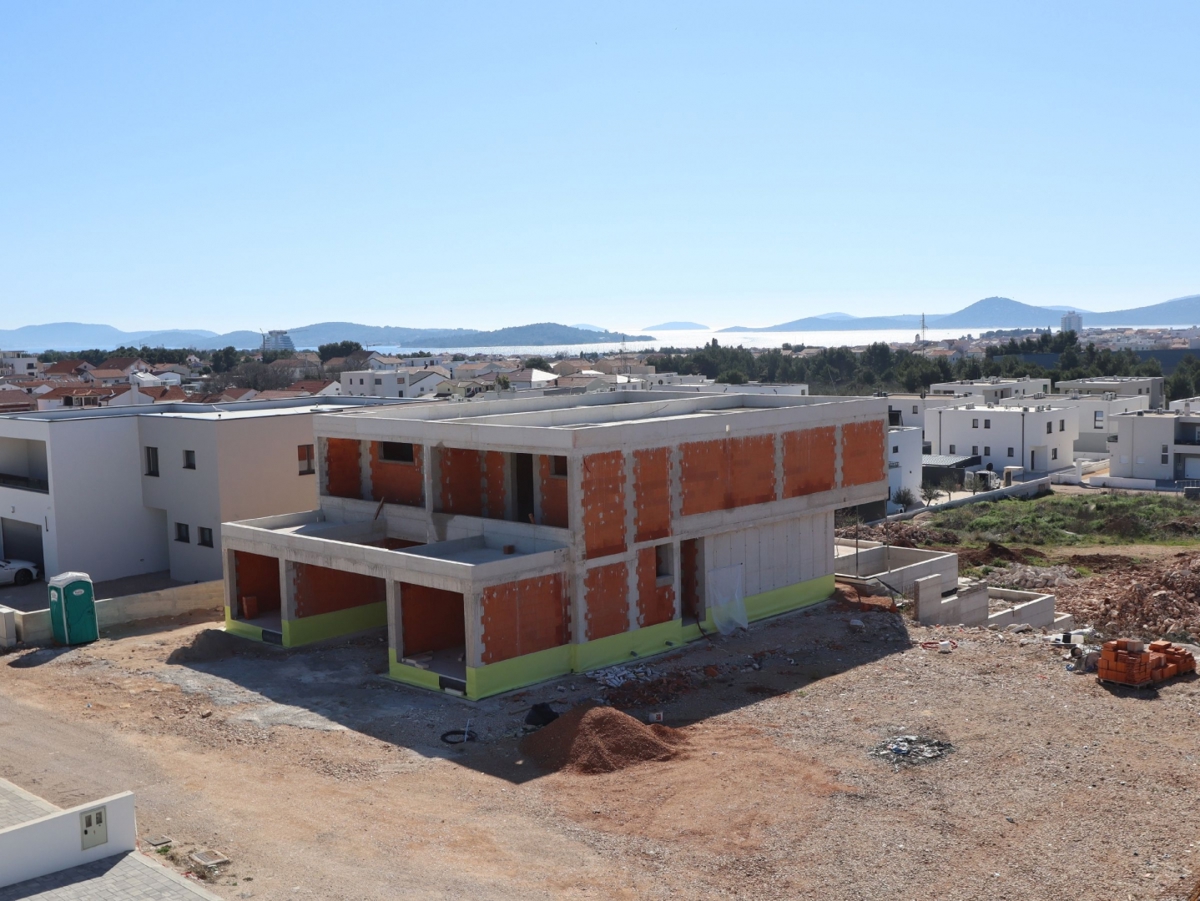 Novo stanovanje s strešno teraso, pogled na morje