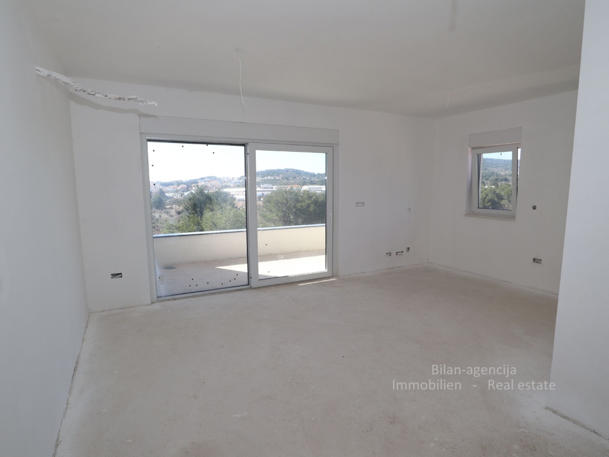 Novo stanovanje s strešno teraso, pogled na morje