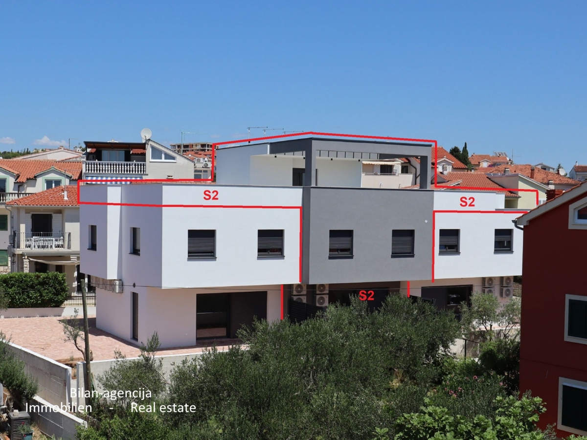 Stanovanje s strešno teraso, le 220 m od plaže, Vodice