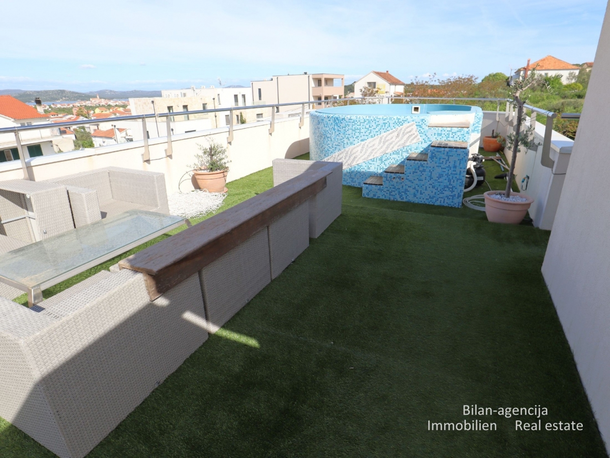 Murter, opremljena hiša s 4 apartmaji, 450 m od morja in plaže.