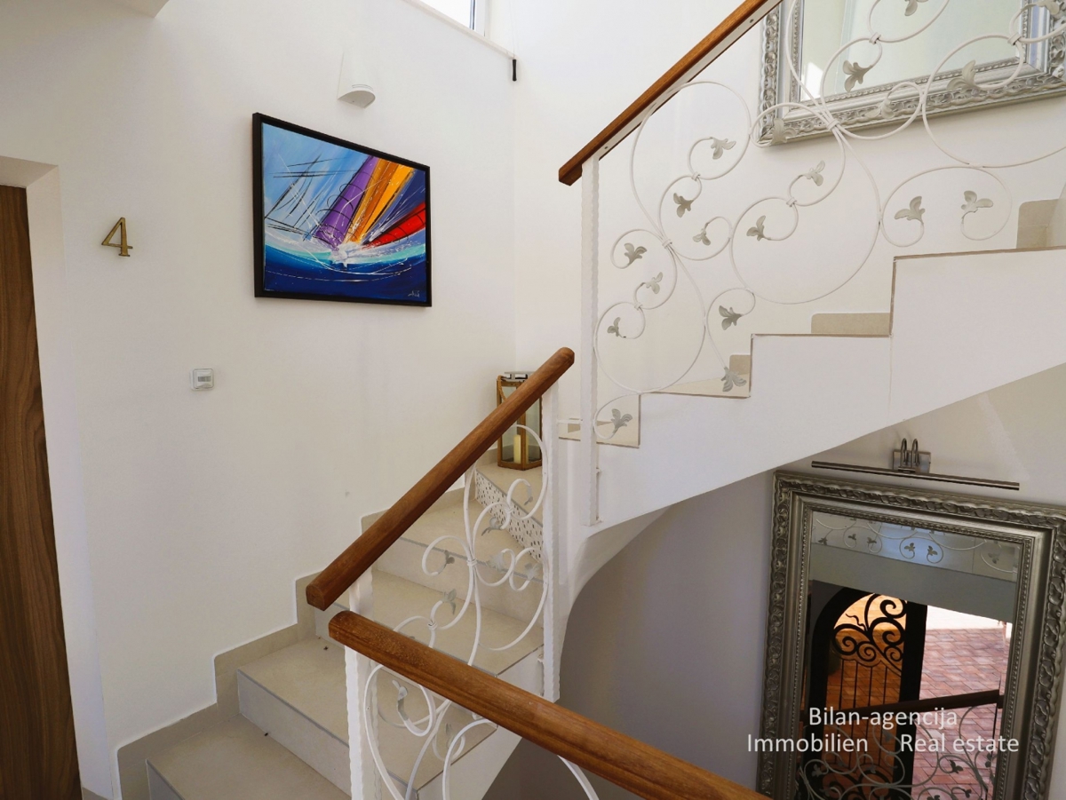 Murter, opremljena hiša s 4 apartmaji, 450 m od morja in plaže.