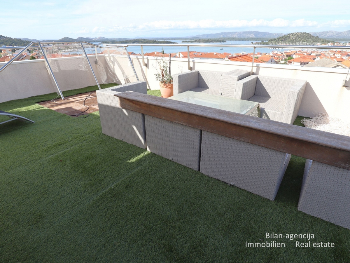 Murter, opremljena hiša s 4 apartmaji, 450 m od morja in plaže.