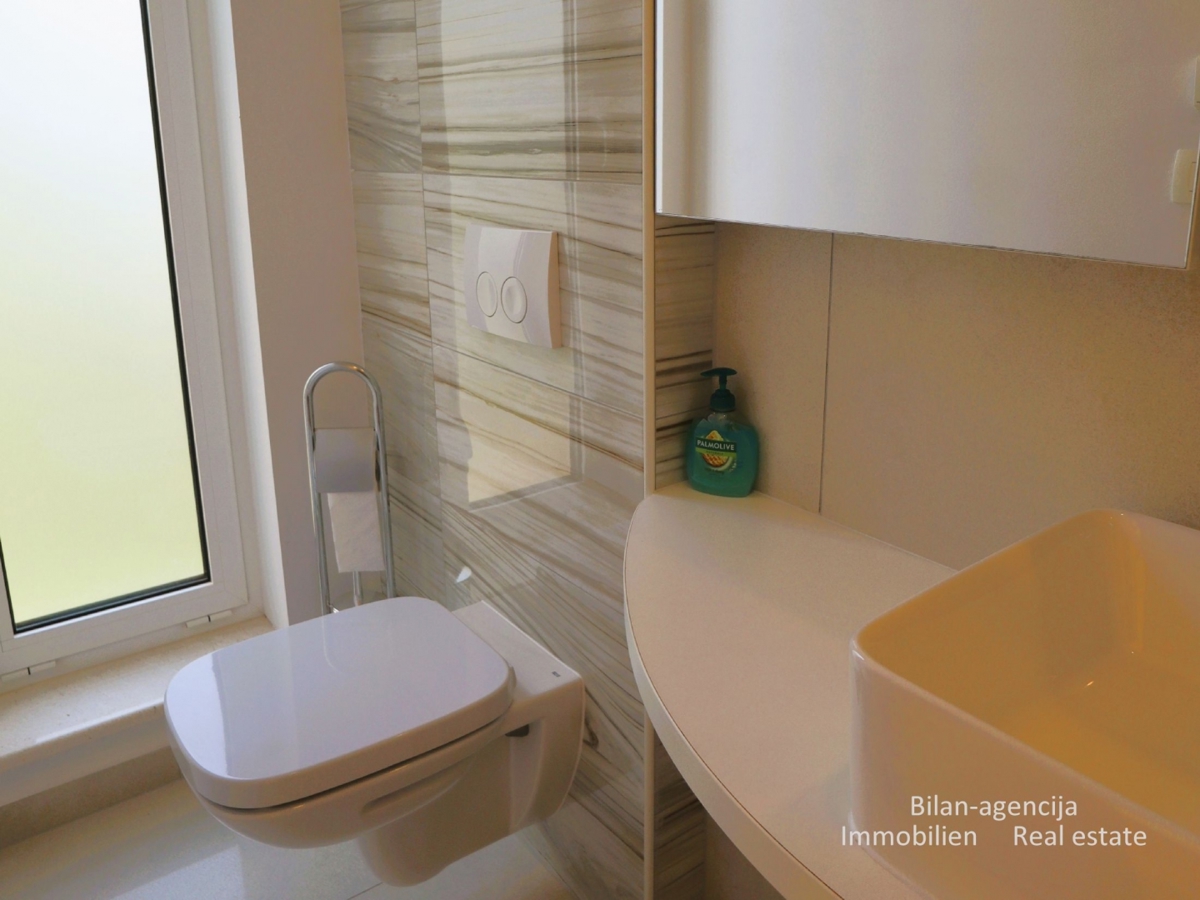 Murter, opremljena hiša s 4 apartmaji, 450 m od morja in plaže.