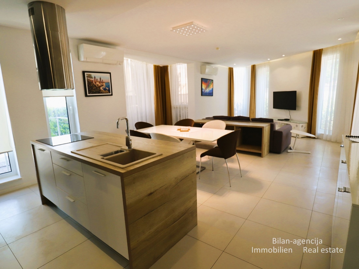 Murter, opremljena hiša s 4 apartmaji, 450 m od morja in plaže.