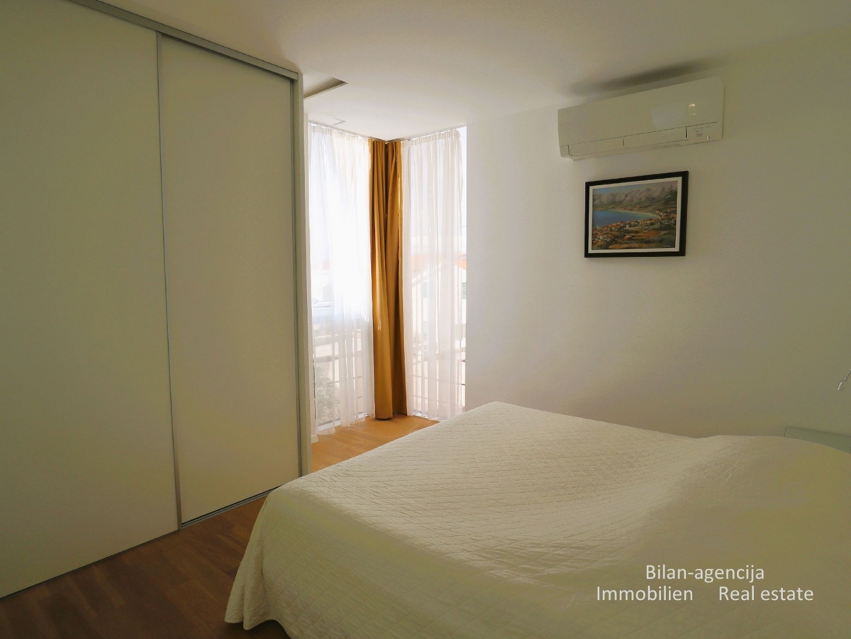 Murter, opremljena hiša s 4 apartmaji, 450 m od morja in plaže.