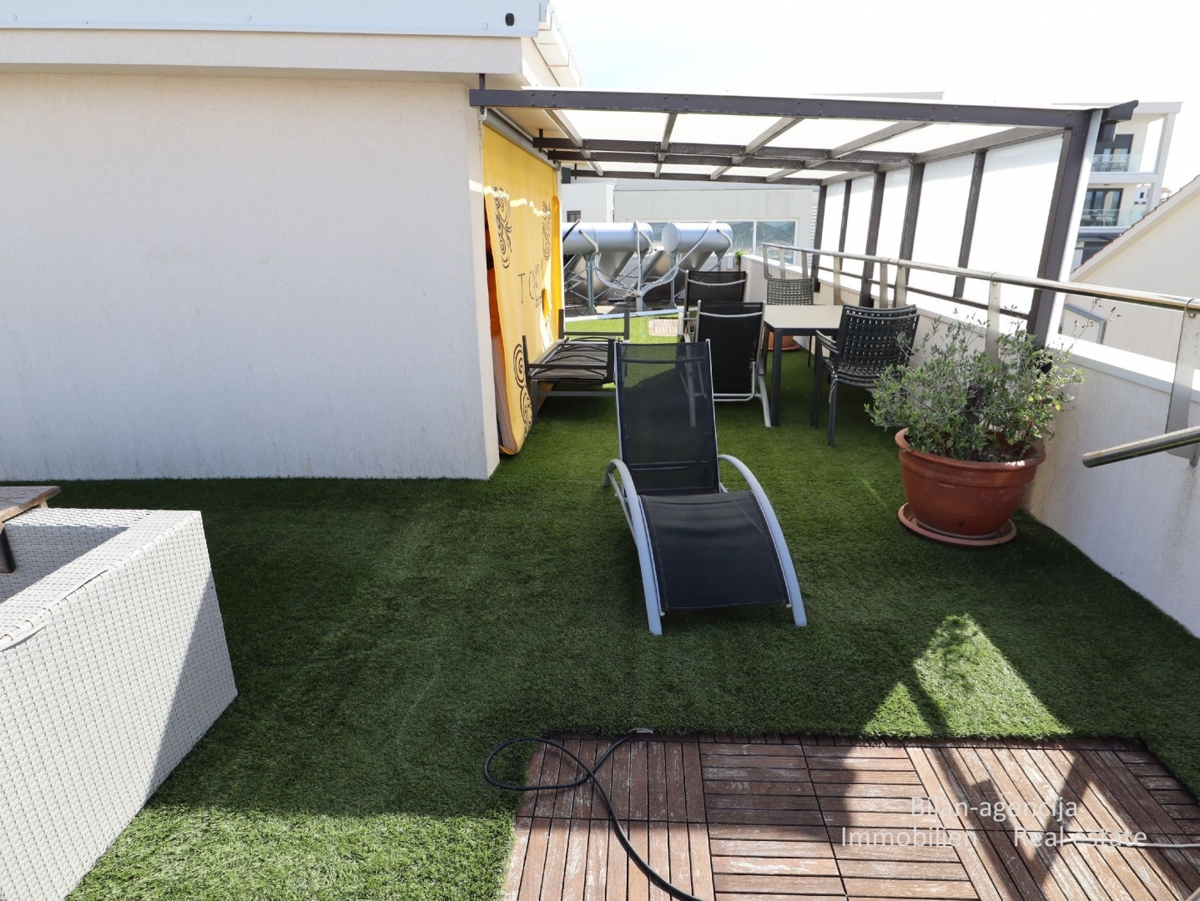 Murter, opremljena hiša s 4 apartmaji, 450 m od morja in plaže.