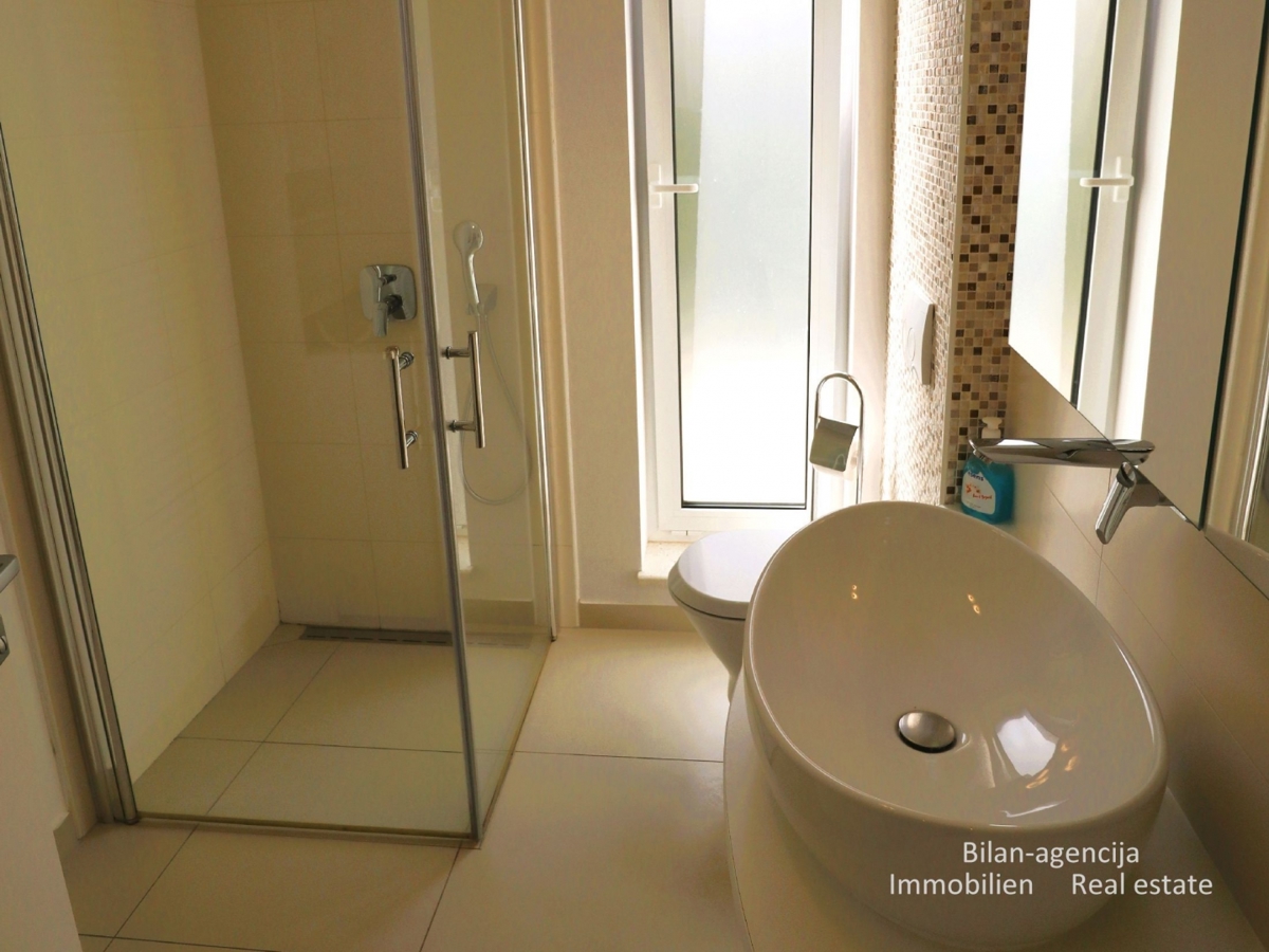 Murter, opremljena hiša s 4 apartmaji, 450 m od morja in plaže.