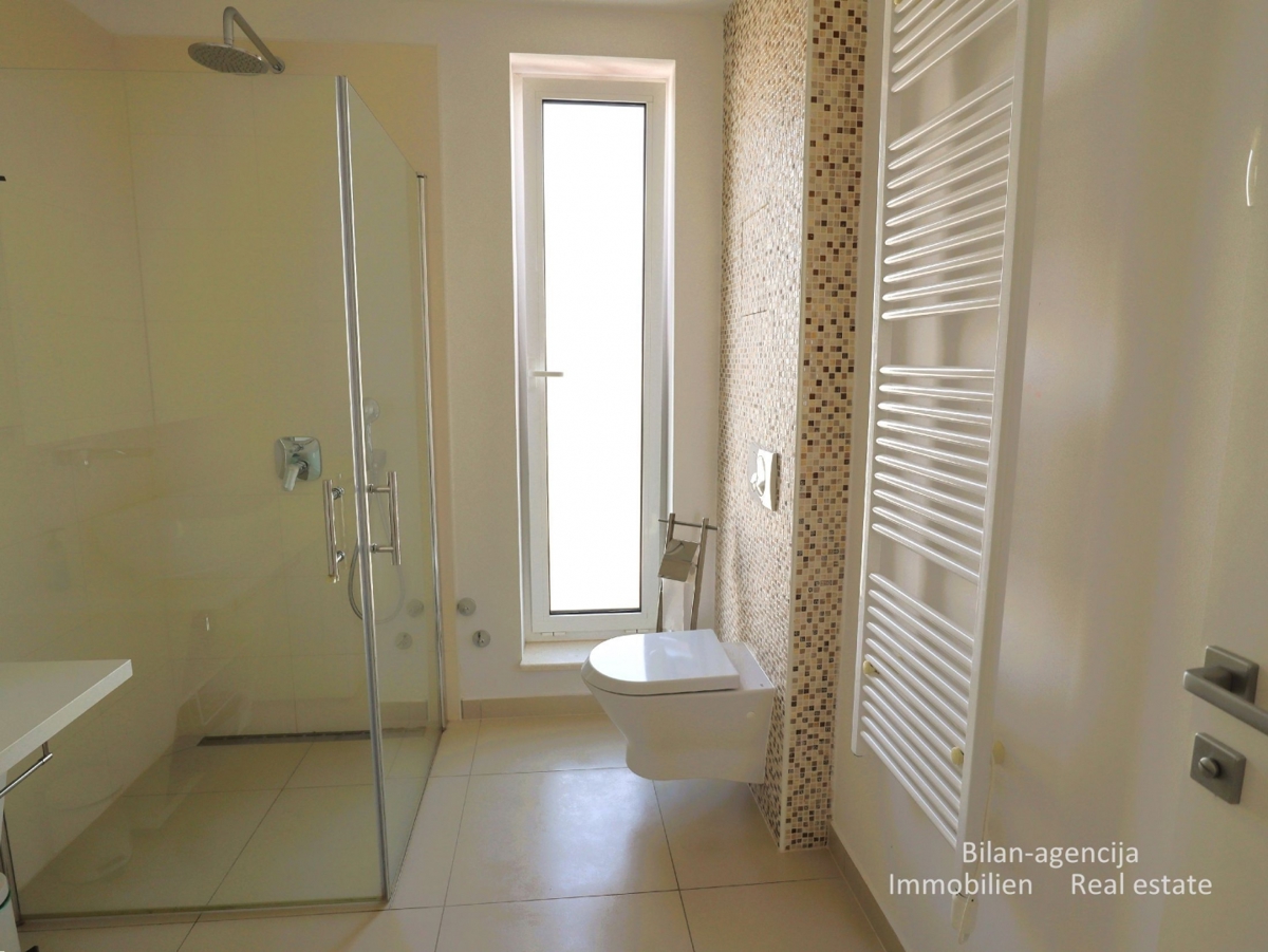 Murter, opremljena hiša s 4 apartmaji, 450 m od morja in plaže.