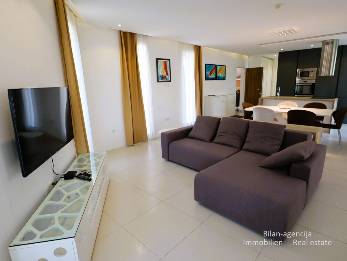 Murter, opremljena hiša s 4 apartmaji, 450 m od morja in plaže.