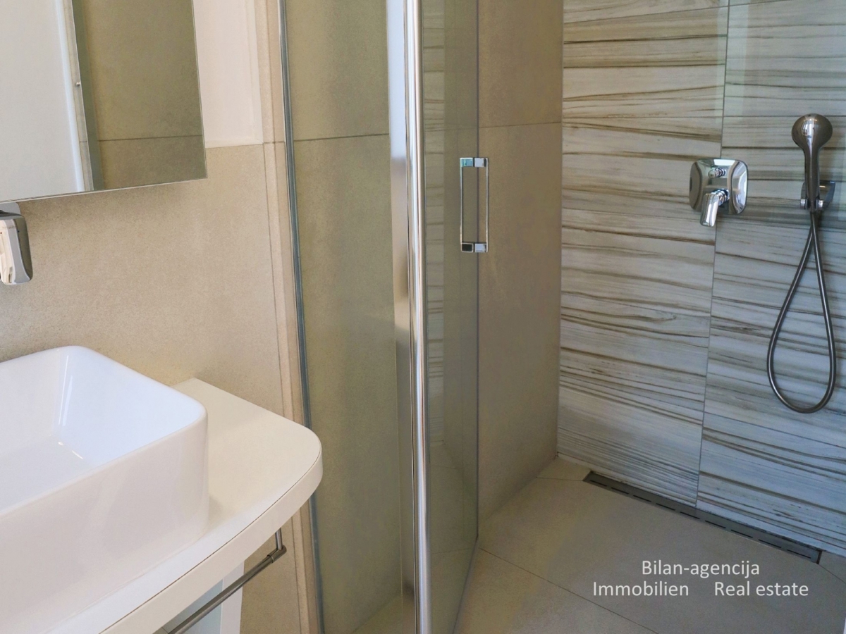 Murter, opremljena hiša s 4 apartmaji, 450 m od morja in plaže.