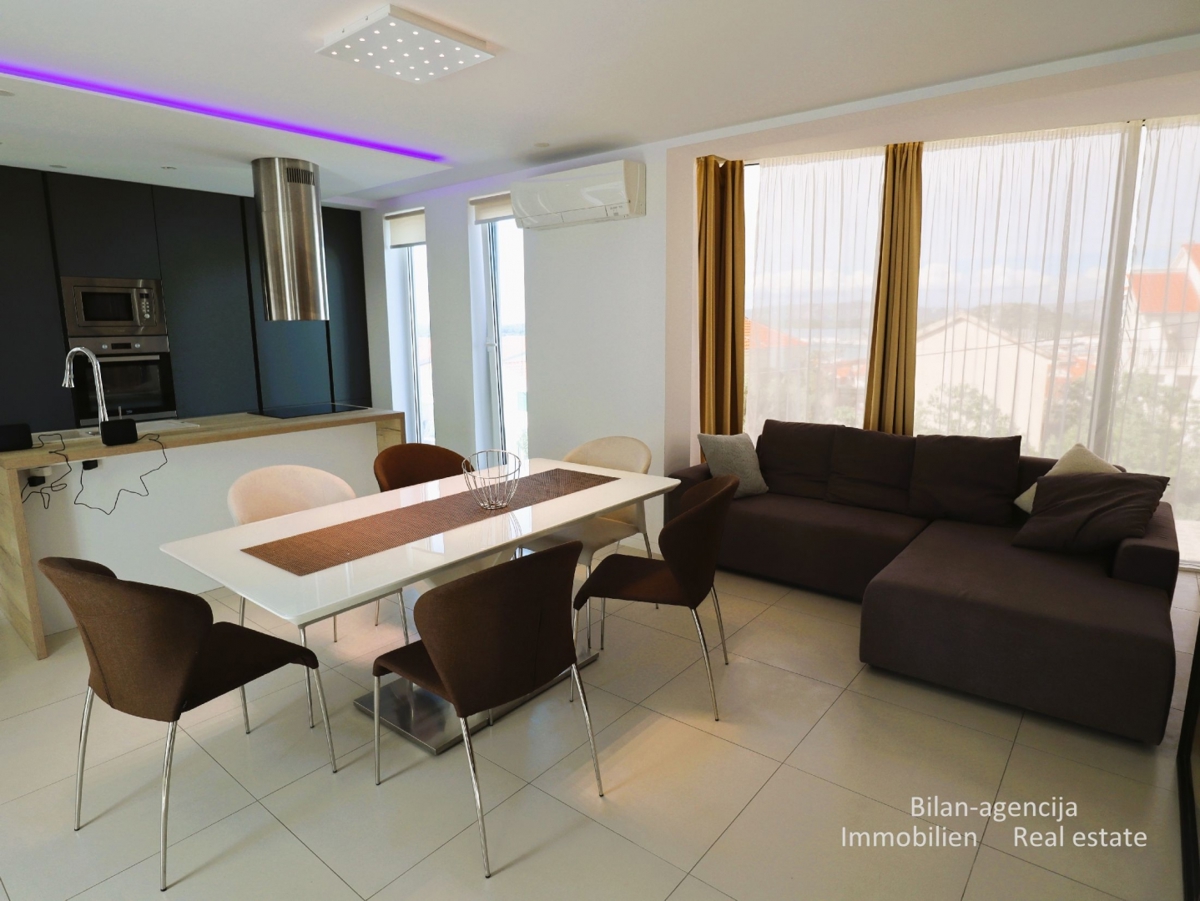 Murter, opremljena hiša s 4 apartmaji, 450 m od morja in plaže.