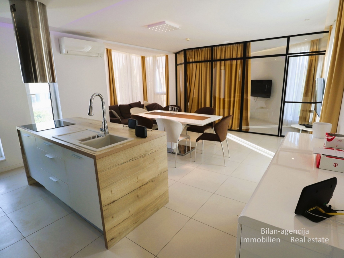 Murter, opremljena hiša s 4 apartmaji, 450 m od morja in plaže.