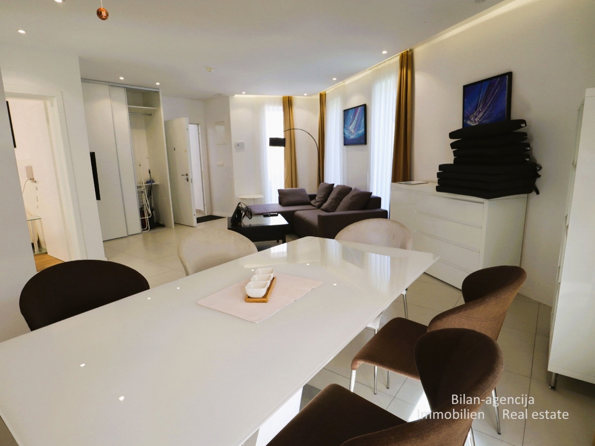 Murter, opremljena hiša s 4 apartmaji, 450 m od morja in plaže.