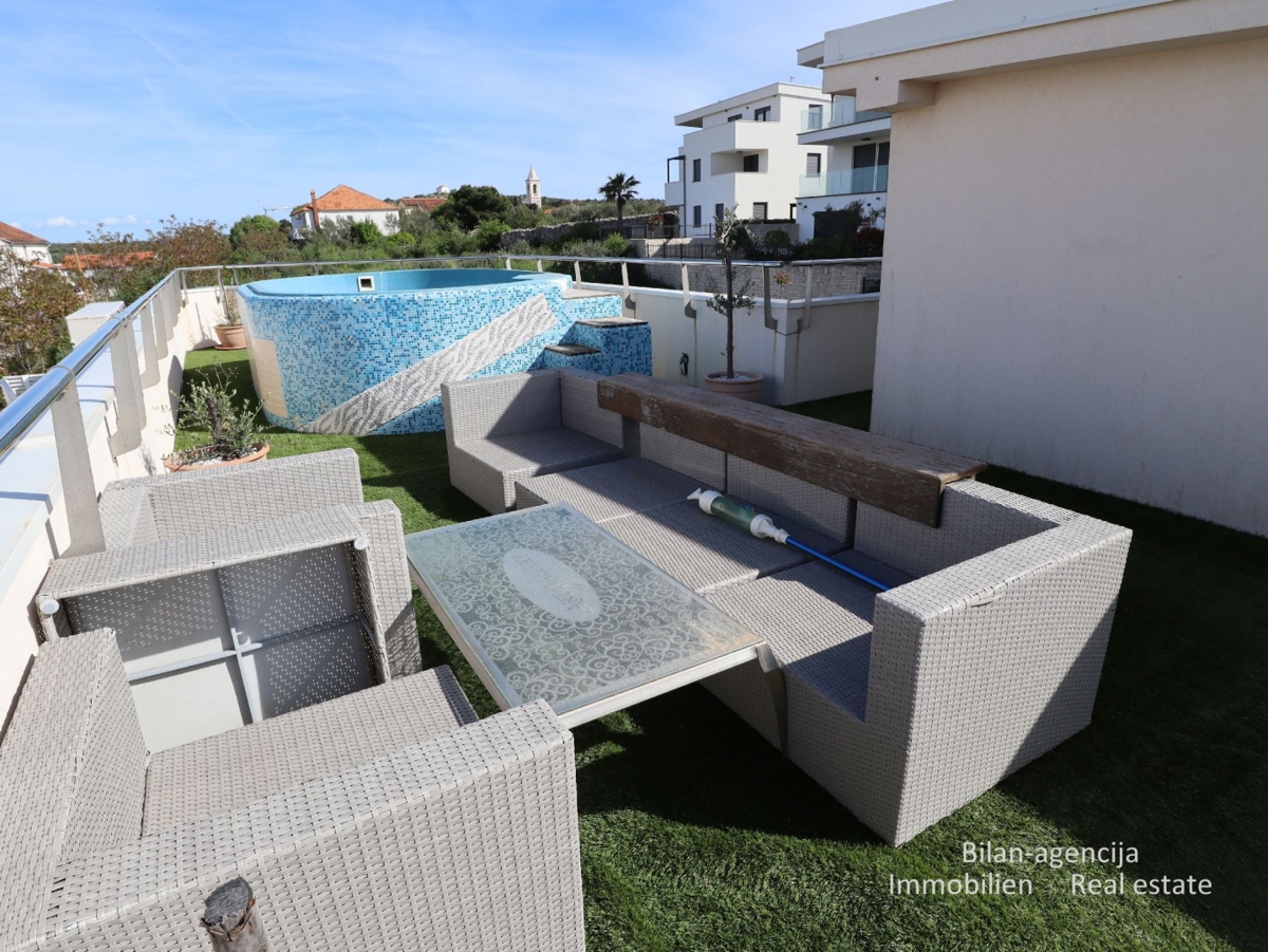 Murter, opremljena hiša s 4 apartmaji, 450 m od morja in plaže.