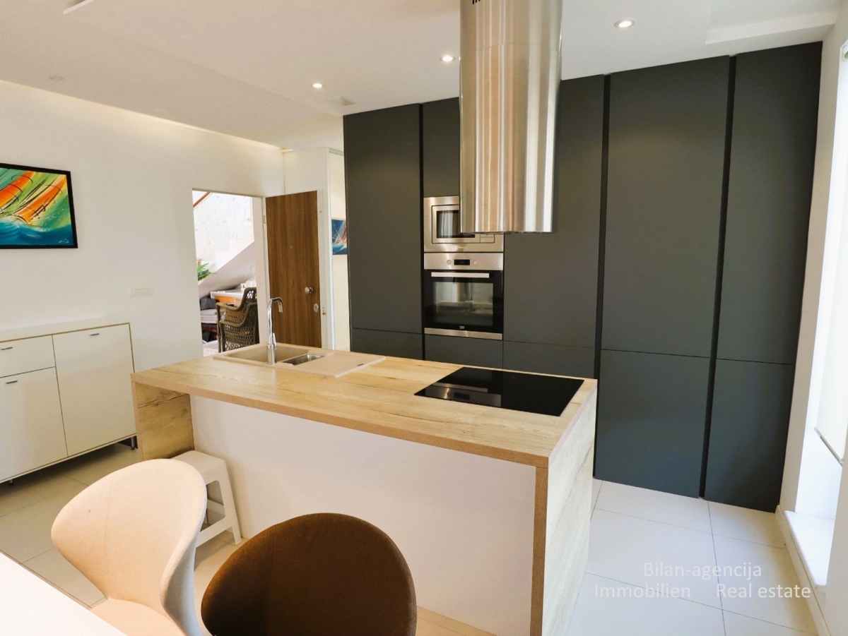 Murter, opremljena hiša s 4 apartmaji, 450 m od morja in plaže.