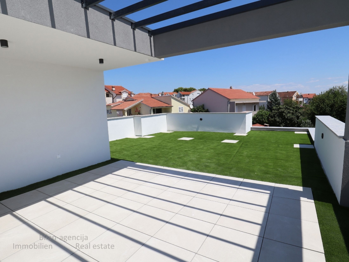 Stanovanje s strešno teraso, le 220 m od plaže, Vodice