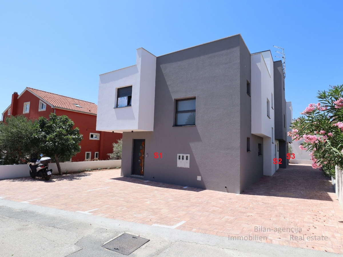 Stanovanje s strešno teraso, le 220 m od plaže, Vodice