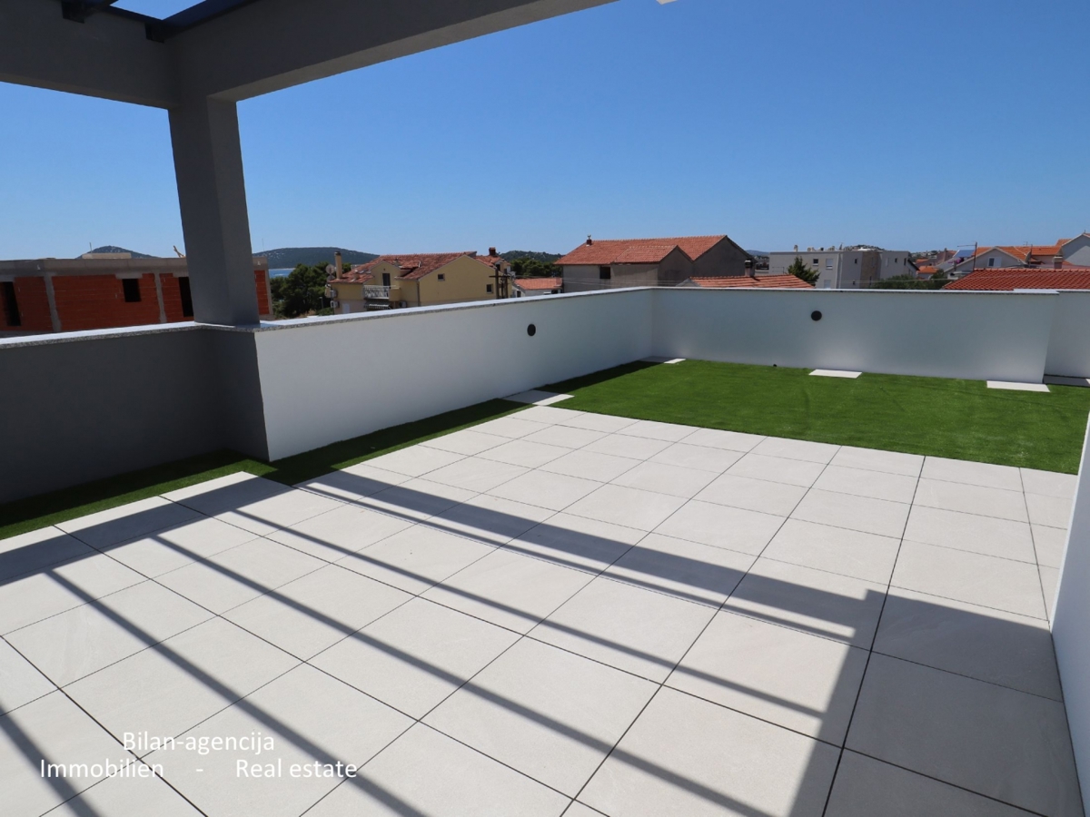 Stanovanje s strešno teraso, le 220 m od plaže, Vodice