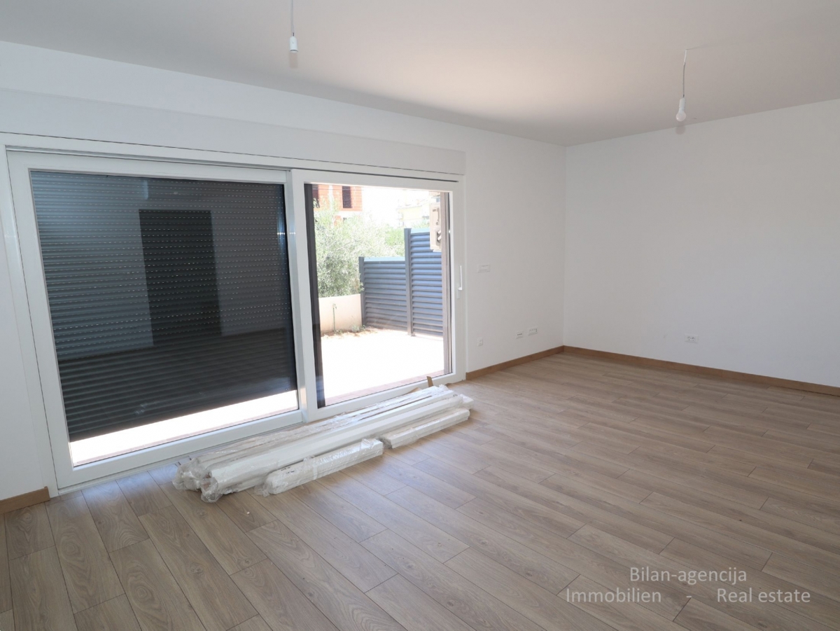 Stanovanje s strešno teraso, le 220 m od plaže, Vodice