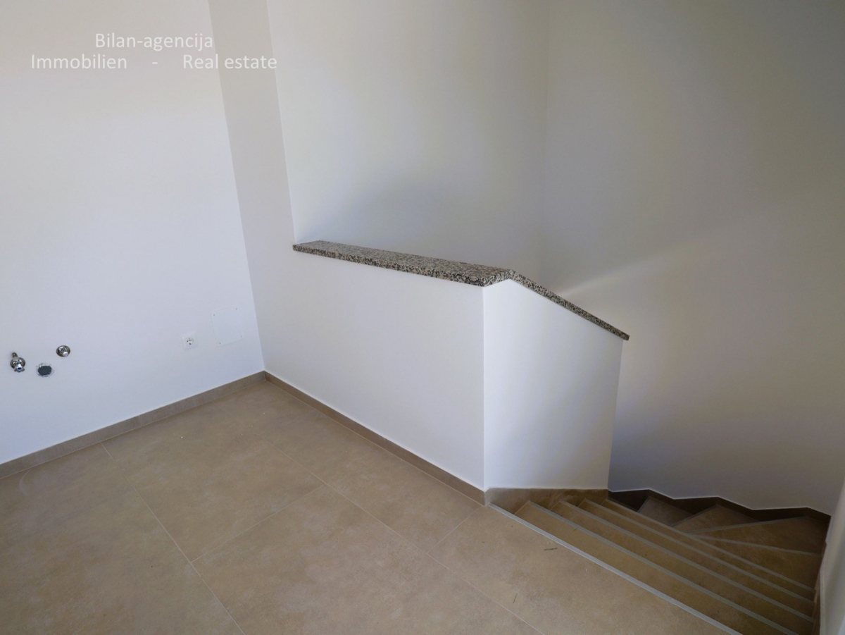 Stanovanje s strešno teraso, le 220 m od plaže, Vodice