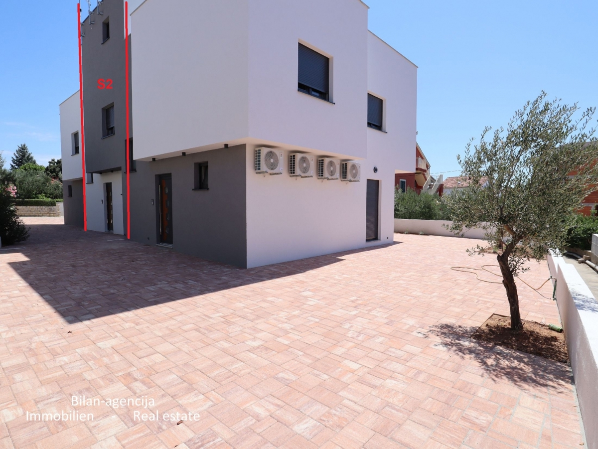 Stanovanje s strešno teraso, le 220 m od plaže, Vodice