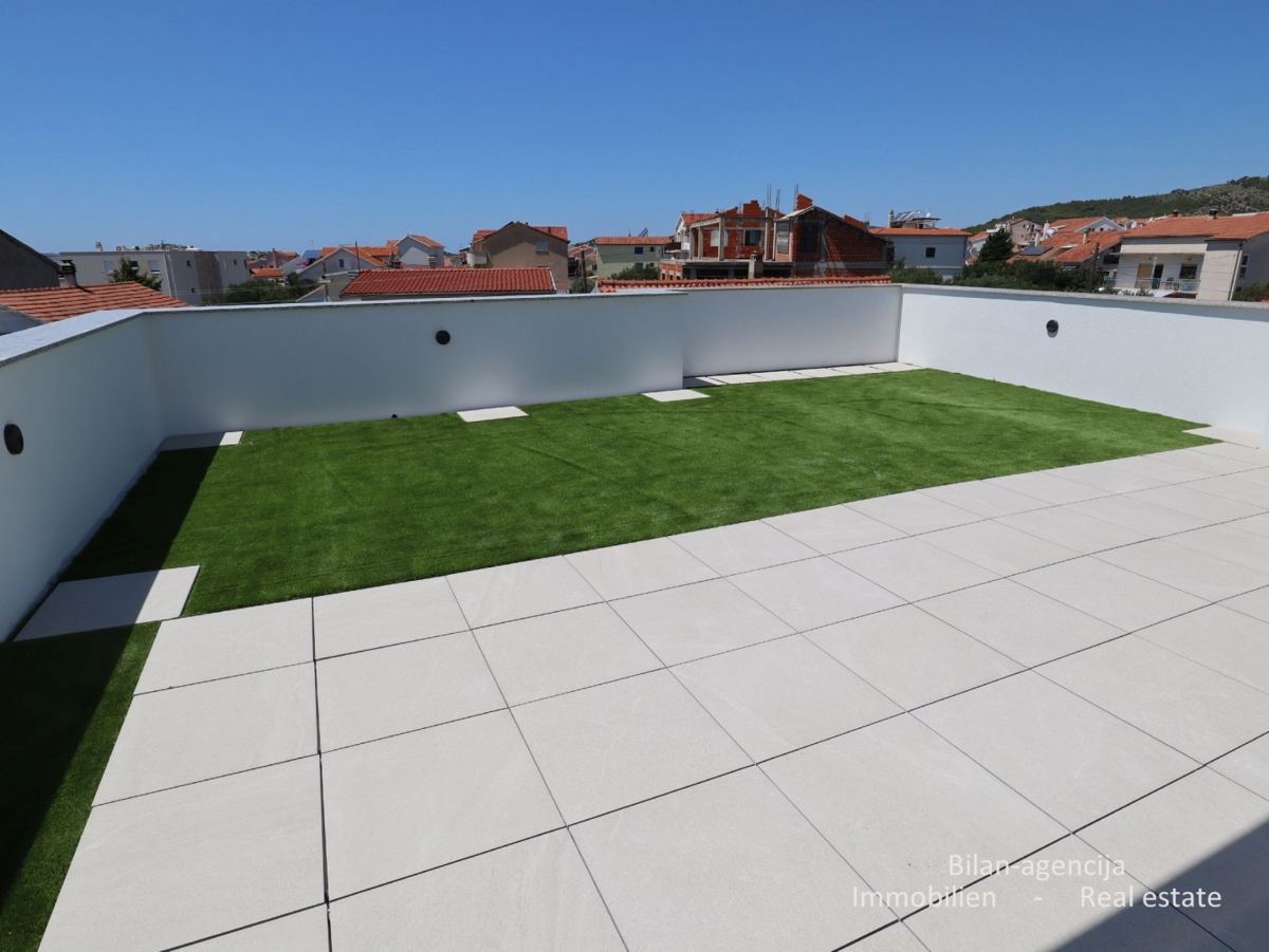 Stanovanje s strešno teraso, le 220 m od plaže, Vodice