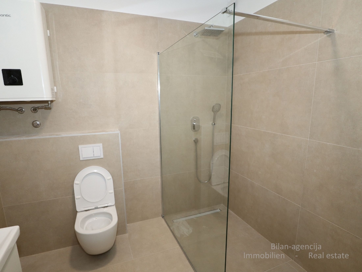 Stanovanje s strešno teraso, le 220 m od plaže, Vodice