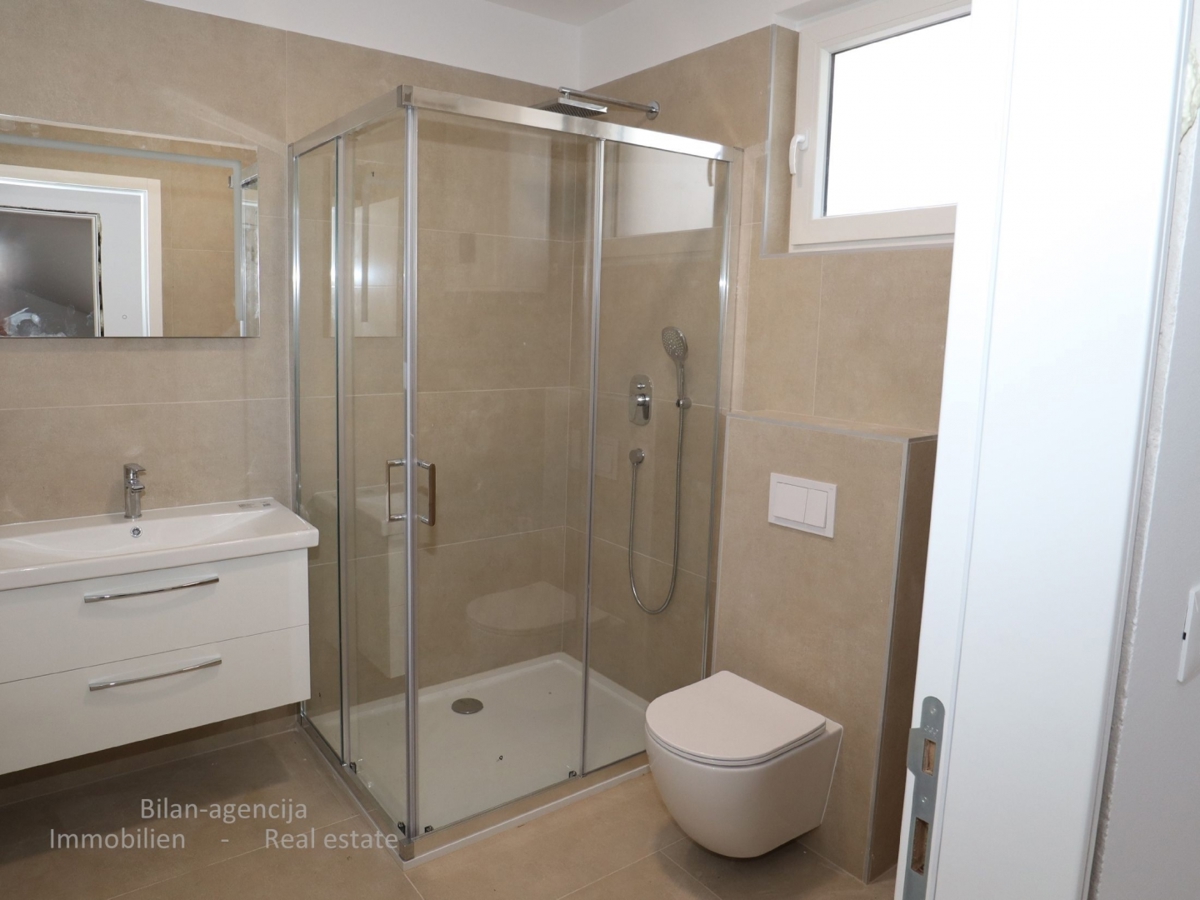 Stanovanje s strešno teraso, le 220 m od plaže, Vodice