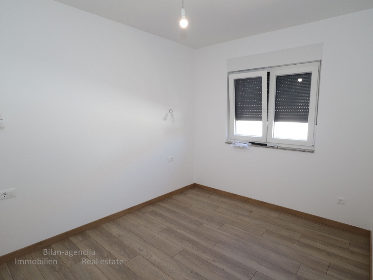 Stanovanje s strešno teraso, le 220 m od plaže, Vodice