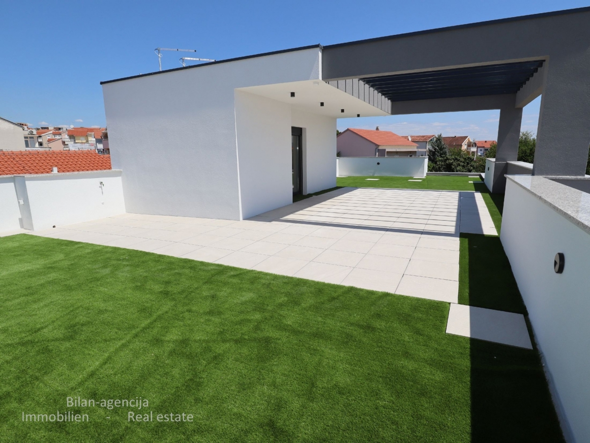 Stanovanje s strešno teraso, le 220 m od plaže, Vodice