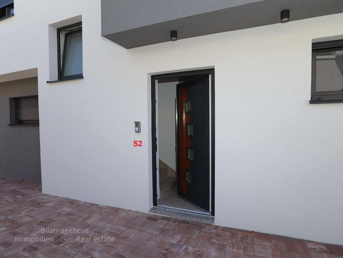 Stanovanje s strešno teraso, le 220 m od plaže, Vodice