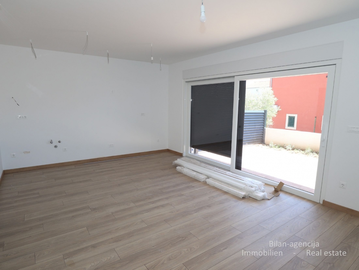 Stanovanje s strešno teraso, le 220 m od plaže, Vodice