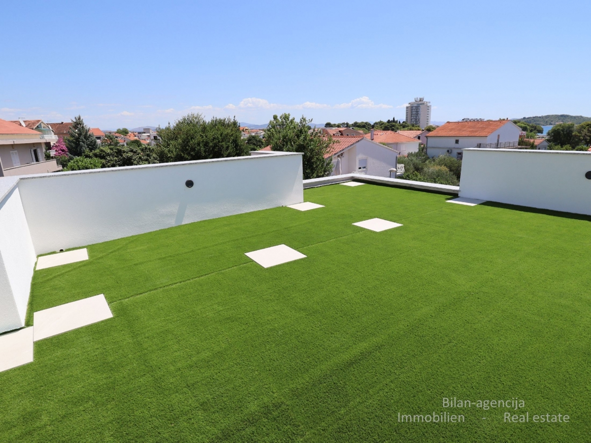 Stanovanje s strešno teraso, le 220 m od plaže, Vodice