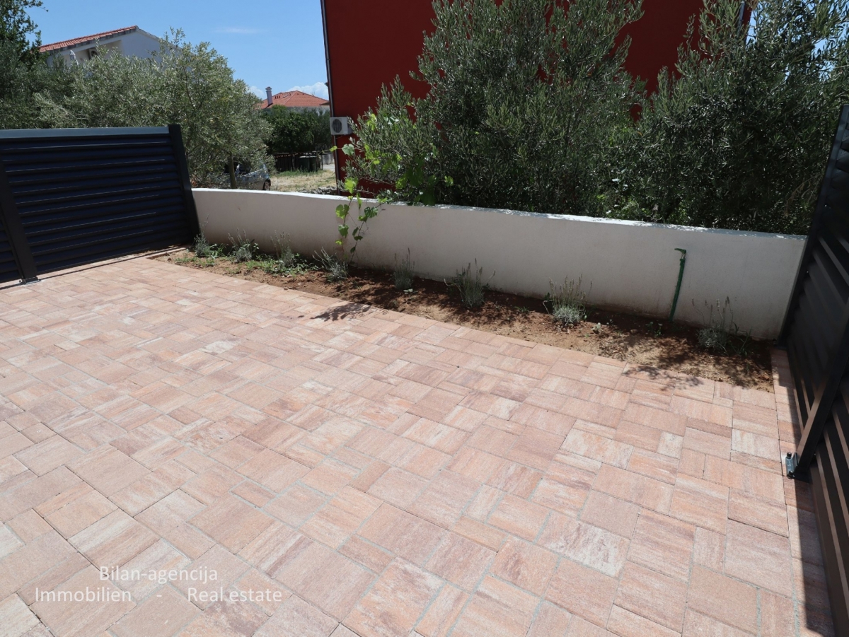 Stanovanje s strešno teraso, le 220 m od plaže, Vodice