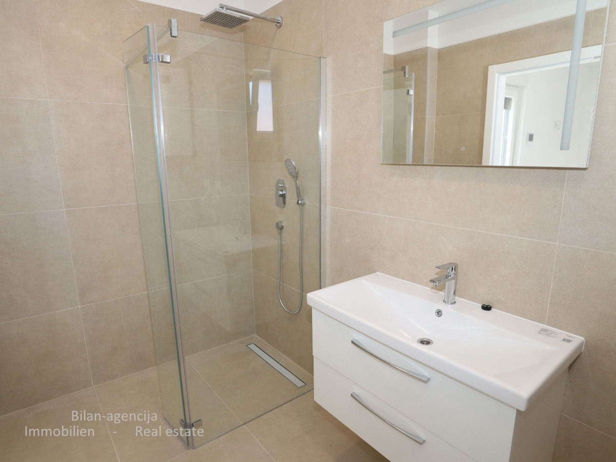 Stanovanje s strešno teraso, le 220 m od plaže, Vodice