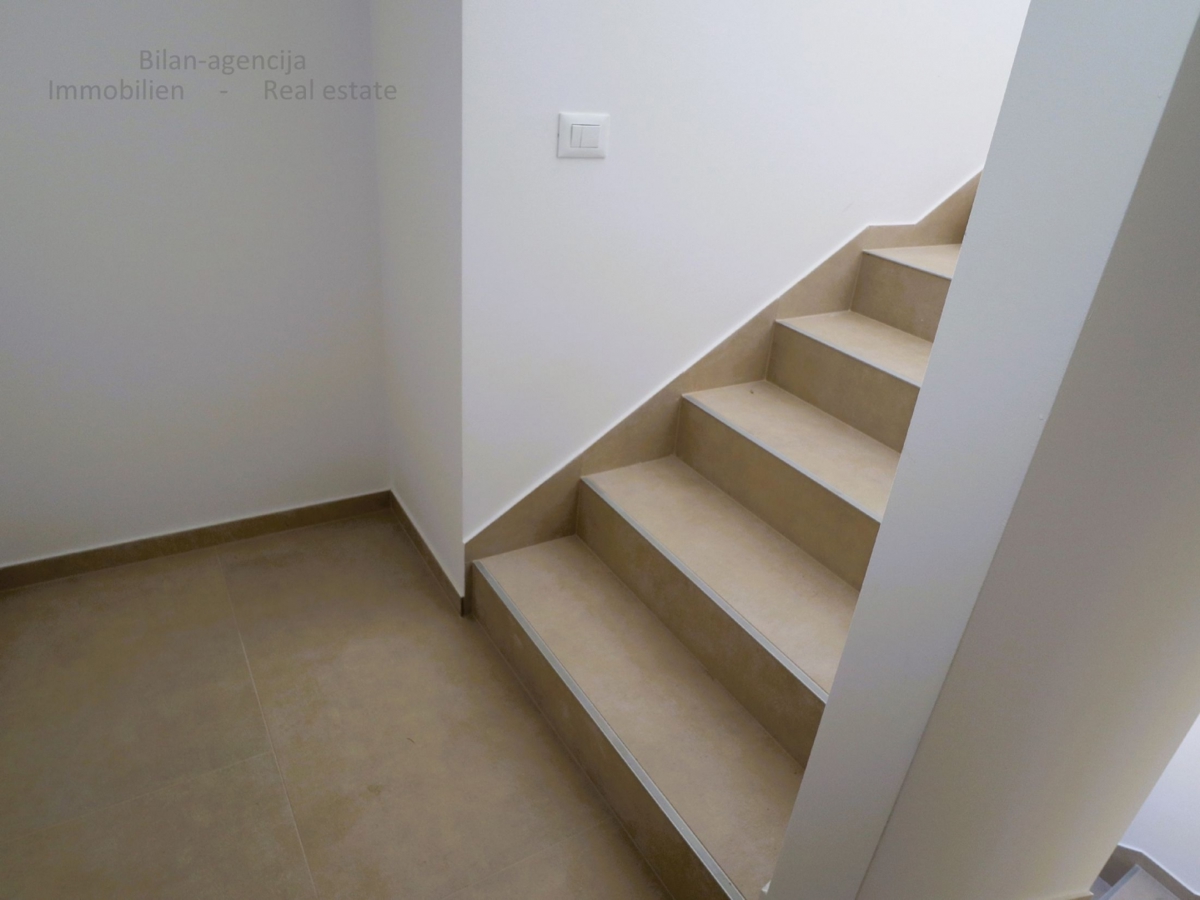 Stanovanje s strešno teraso, le 220 m od plaže, Vodice