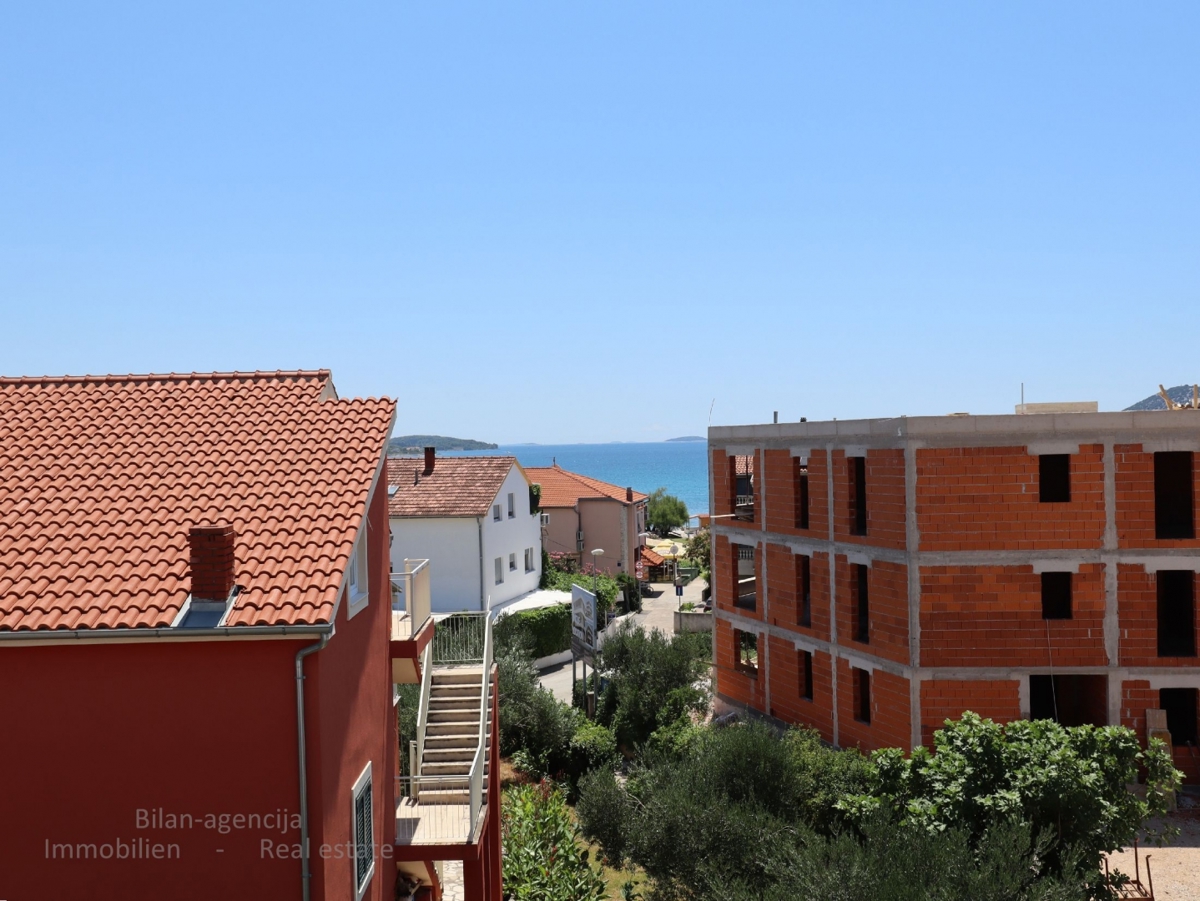 Stanovanje s strešno teraso, le 220 m od plaže, Vodice