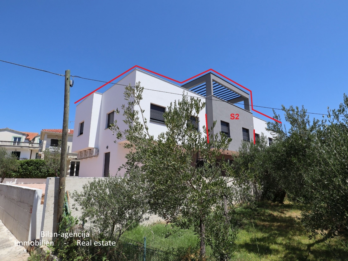 Stanovanje s strešno teraso, le 220 m od plaže, Vodice