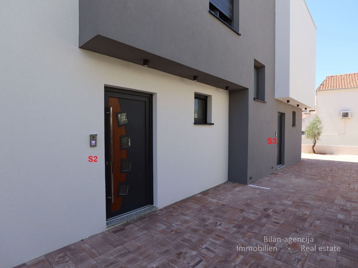 Stanovanje s strešno teraso, le 220 m od plaže, Vodice