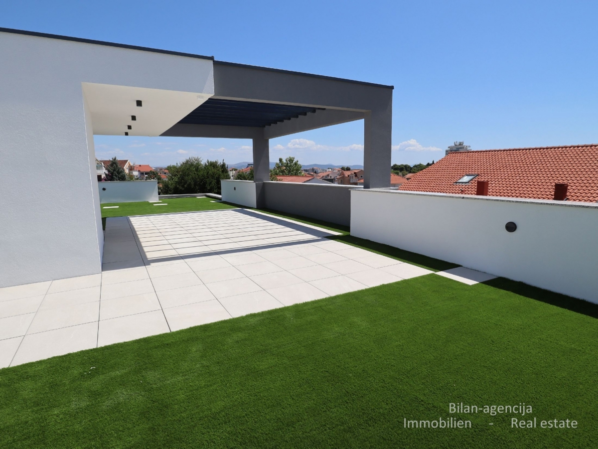 Stanovanje s strešno teraso, le 220 m od plaže, Vodice